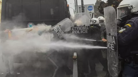 Grèce : heurts à Athènes entre policiers et étudiants.