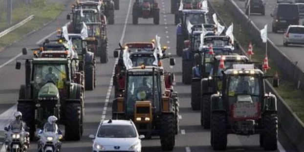 Grèce : 600 tracteurs bloquent les routes contre le prix de l'essence .