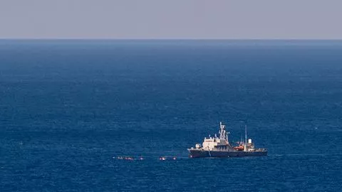 Grèce: un bateau de migrants coule, trois morts dont deux enfants.