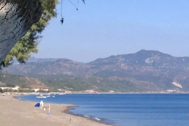 Petit corps retrouvé sur la plage de Lesbos.