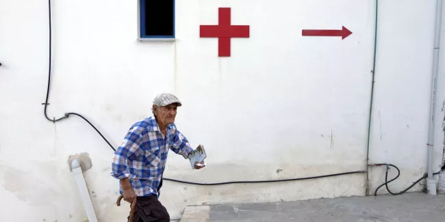 En Grèce, les services publics désertent les petites îles de la mer Egée.