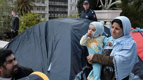 Grèce: des réfugiés désemparés doivent quitter leurs logements.
