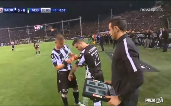 Gravement blessé, le capitaine du PAOK Salonique entre en jeu pour célébrer le titre.