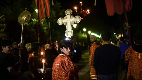 La Grèce célèbre la Pâque orthodoxe en laissant l'austérité derrière elle.