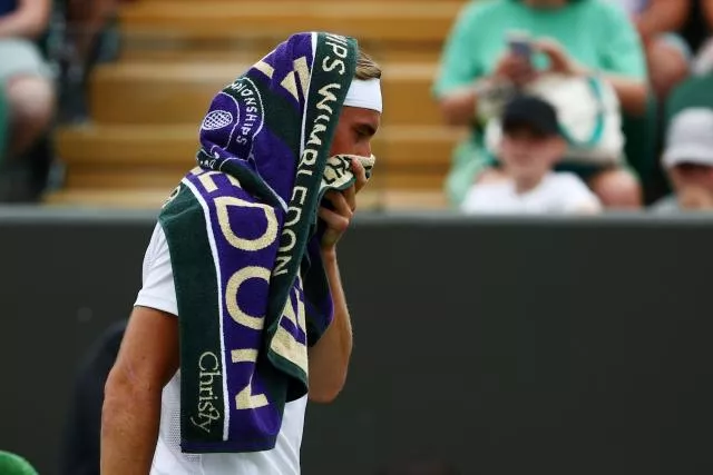 Stefanos Tsitsipas après sa défaite au premier tour à Wimbledon : « C'est dévastateur ».