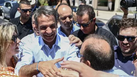 Grèce: Mitsotakis bat la campagne: "la priorité est de relancer l'économie".