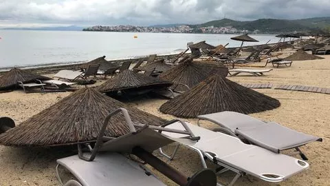 Grèce : six touristes morts lors d'une tornade, des dizaines de blessés.