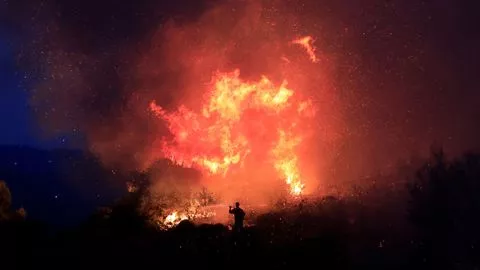 La Grèce en proie aux flammes : plus de 50 incendies dus au vent et à la canicule.
