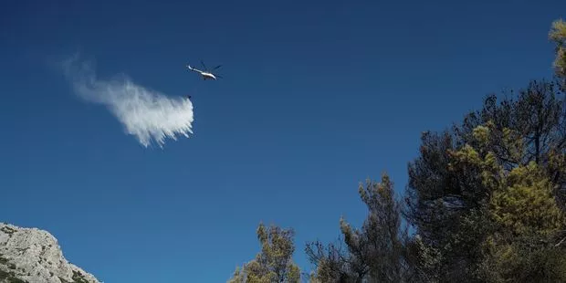 Un violent incendie ravage l'île d'Eubée en Grèce, des centaines de personnes évacuées.