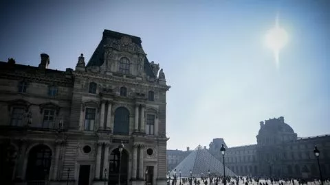 La Grèce demande au Louvre le prêt d'un morceau de frise du Parthénon.