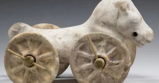 Quand les Grecs jouaient aux « petits chevaux » et à la poupée.