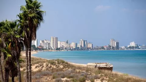 La Turquie veut rouvrir la "perle" de Chypre devenue ville-fantôme.