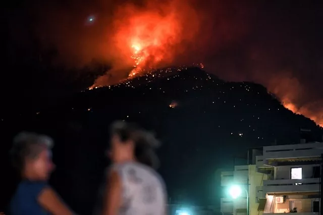 Un feu ravage une forêt non loin d'Athènes.