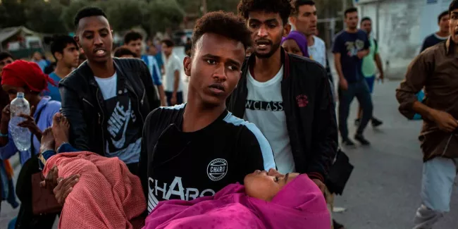 Grèce: émeutes dans un camp de migrants après un incendie, au moins deux morts (PHOTOS & VIDEO).