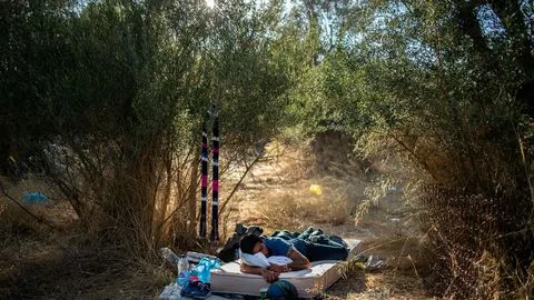 "Moria est comme un cimetière": un millier de migrants dénoncent leurs conditions à Lesbos.