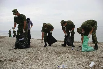 Soldats nettoyant une plage sur l'île de Lesvos
