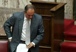 Le premier ministre Costas Catamanlis au Parlement lors du vote