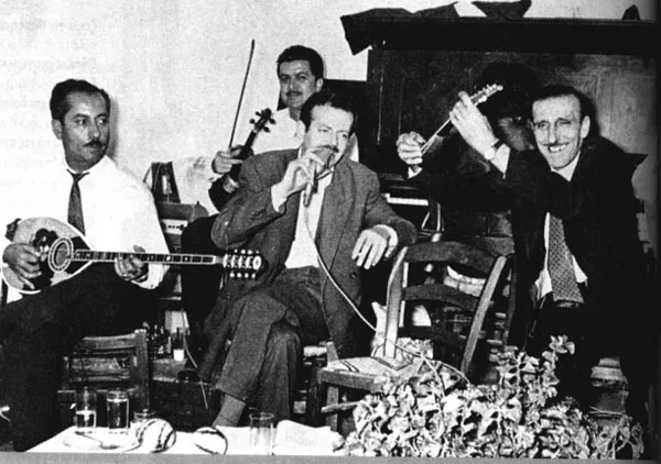 Giannis Papaïoannou (à dr.) avec Vassilis Tsitsanis (au c.)