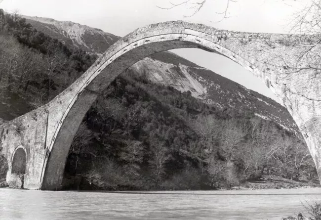 Pont en pierres en Epire