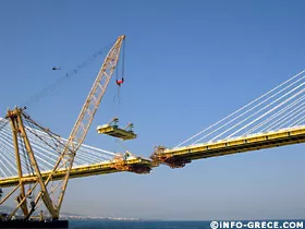Il ne restait plus qu'une section à poser pour réunir les deux bouts du pont. C'était désormais fait, le jour de notre reportage.