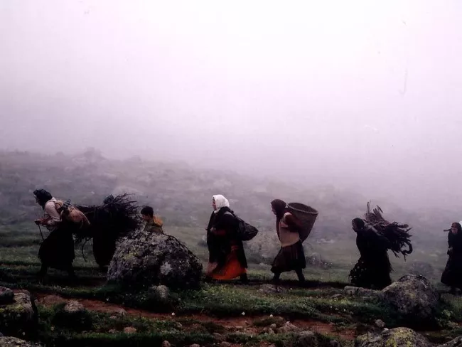 Mis à part les trois premiers rôles tenus par des professionnels, on a fait appel aux habitants de la région.