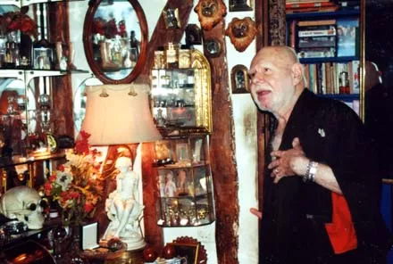 Andreas Voutsinas dans son salon, à Levallois-Perret, périphérie de Paris. © AE / i-GR