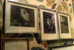 ...dès qu'il s'approche des icônes-souvenirs.