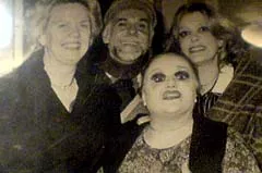 Ici, avec Melina Mercouri, à sa droite.