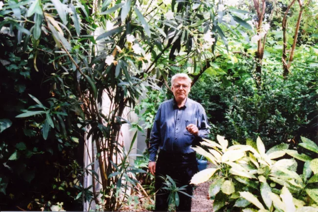 Georges Aperghis dans son jardin