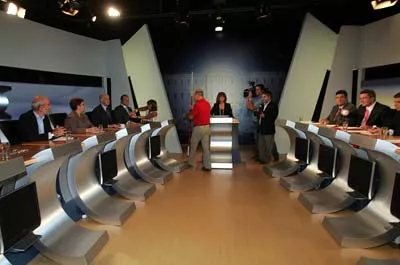 A gauche la rangée des hommes politiques, à droite celle des journalistes.