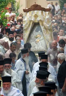 Quand il ne reste plus que Dieu pour espérer la fin du martyre. Procession lundi matin à Kalamata.