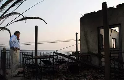 Le ministre délégué à la Santé G. Konstantopoulos visite les villages sinistrées de la préfecture d'Ileia, Péloponnèse.