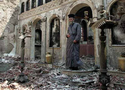 Dans le vilalge de Graika, un prêtre découvre l'état de son église