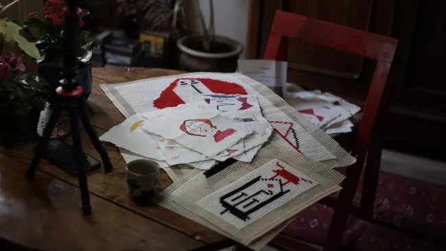 Dessins et broderies de Nikos Graikos et Athina Kallinikou.