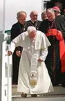 pape athenes Le Pape a la descente de son avion à Athènes