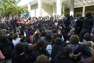 jeunes manifestants devant la Direction générale de la Police d