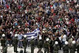 manif drapeau 30.000 manifestants à Athènes