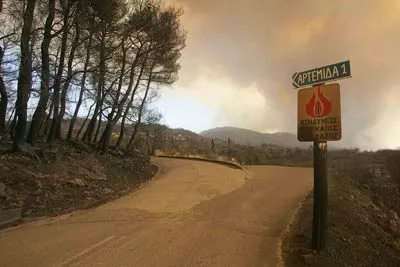 "Attention danger incendies" continue d'indiquer le panneau au bord de la route pour Artemida où l'on déplore 11 victimes "Attention danger incendies" continue d'indiquer le panneau au bord de la route pour Artemida où l'on déplore 11 victimes