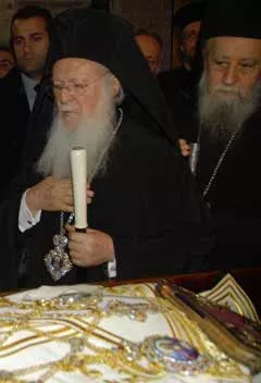 Le patriarche œcuménique de Constantinople Bartholomé Ier se recueille devant la dépouille de Mgr Christodoulos.